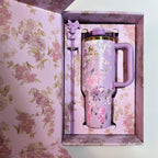 Stanley x LoveShackFancy Quencher – Happy Thoughts Rosa Beaux Purple – 40 oz